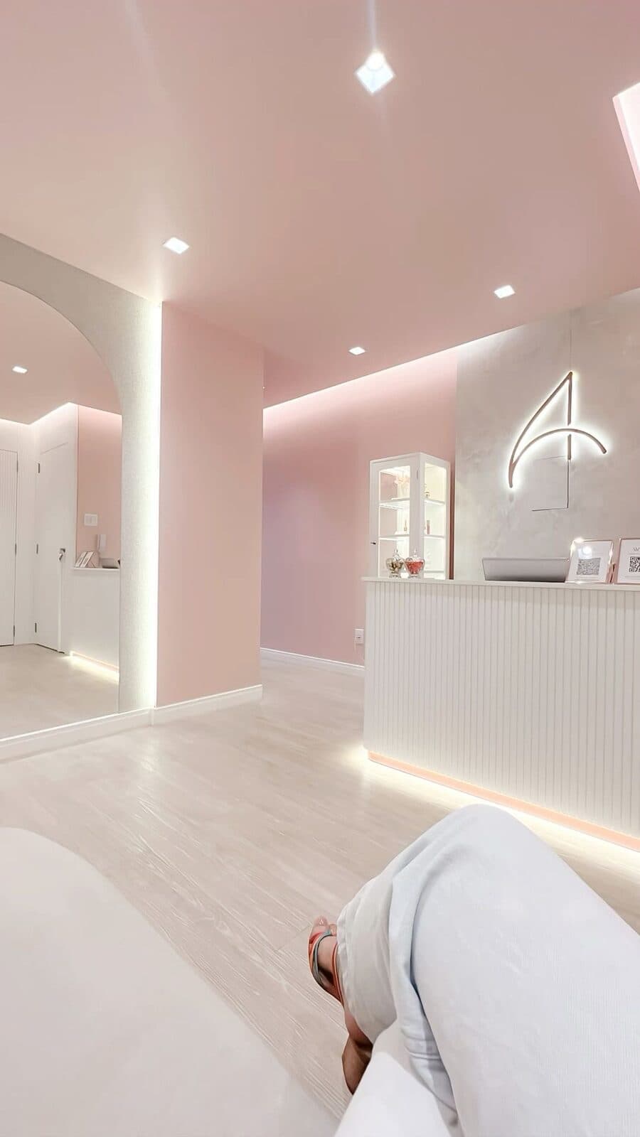 Interior de Studio Aurora: recepción en tonos rosa con luz cálida (foto de ejemplo)
